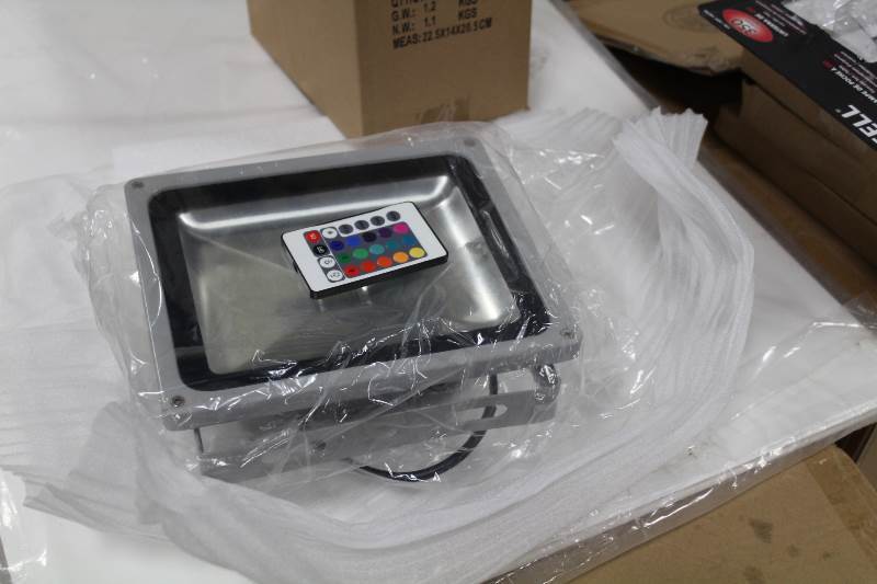 lot 4054 image: Led 30 Wats Flood Light with remote