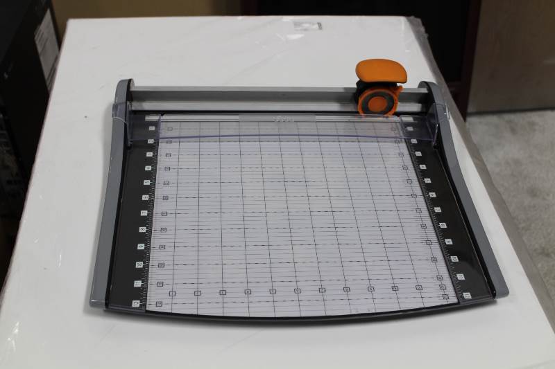 lot 4090 image: Paper Cutter