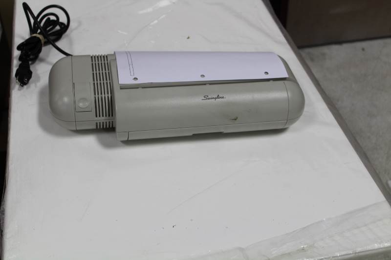 lot 4106 image: swing line electric 3 hole punch