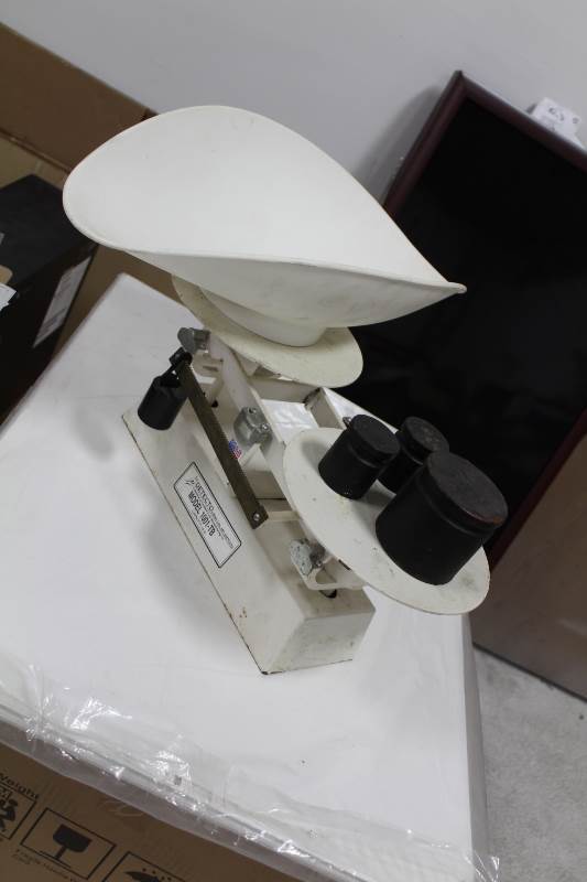 lot 4129 image: Detecto Scale