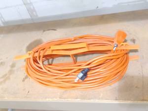 lot 319 image: 25 Extension Cord, Works