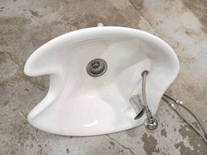 lot 320 image: Salon Sink, 22.5 D x 21 W