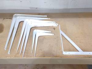 lot 321 image: Lot of 7 White Shelf Brackets (3) 10 x 12, (2) 12 x 14, (2) 6 x 8