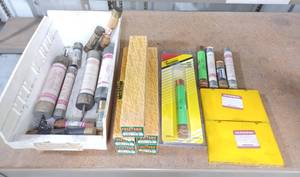 lot 325 image: Lot of Miscellaneous Fuses