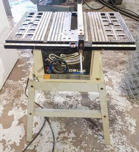 lot 345 image: DELTA TS200LS Shopmaster 10-Inch Portable Bench Saw with Legs