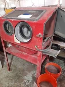 lot 358 image: Blasting Cabinet with Foot Switch