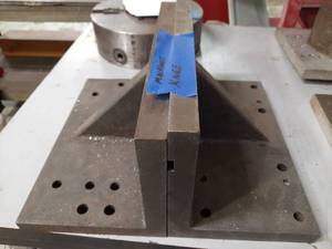 lot 426 image: Machinist Knee 8 x 8 x 14