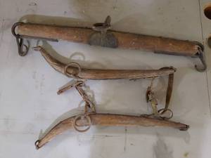 lot 435 image: pair of Antique Hose Hames 19.5 and Cross Bar 28.5