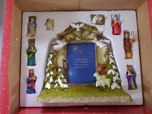 lot 436 image: Advent Nativity Picture Frame with Figures