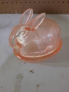 lot 454 image: Vintage Pink Glass Bunny Rabbit on Nest Basket