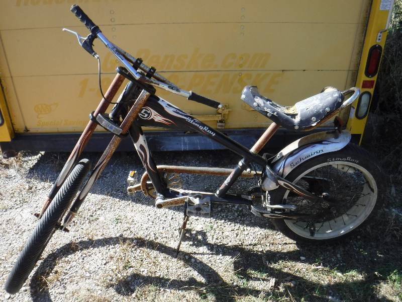 lot 3149 image: Schwinn chopper bike