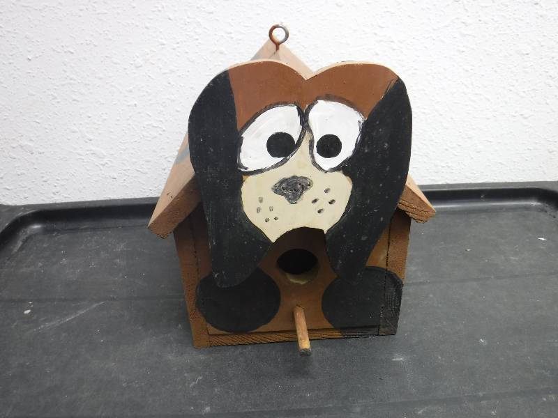 lot 3184 image: Birdhouse Dog