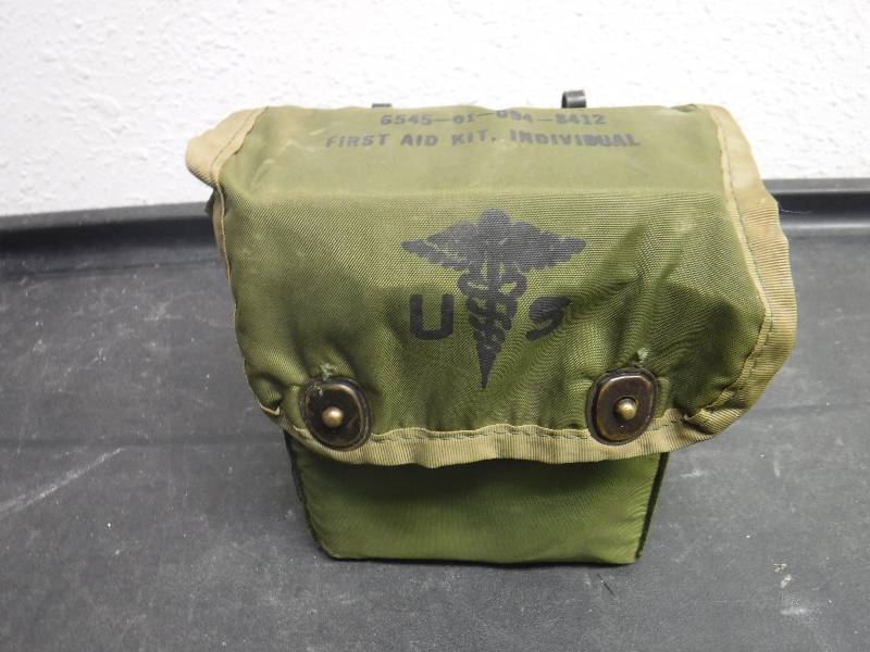 lot 3187 image: Military first aid kit contents
