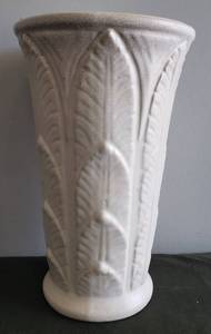 lot 43 image: Vintage Robinson Ransbottom Pottery - Roseville, Ohio - Large Palm Leaf Vase - 10.25in - #291, Eggshell Color with Crackle Finish