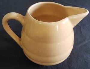 lot 58 image: Vintage BAUER Yellow Bee Hive Milk Pitcher - 4.75in T - Excellent Vintage Condition