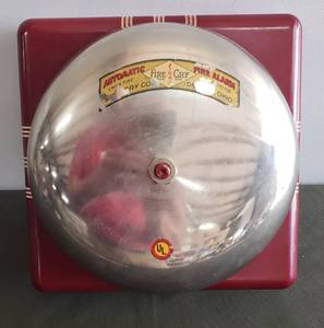 lot 72 image: Antique FIRE CRY Automatic Fire Alarm - Wall Mount - Original Bakelite CaseFrame - Made in Dayton, OH - Hand winds on back - WORKS - 8.5in Square x 5in D - Circa 1930s-40s