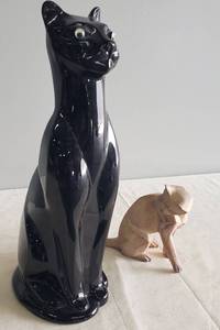 lot 132 image: Vintage HOLLAND MOLD Stamped 1960s Ceramic Gloss Black Cat Statue 16in T, & Res-Stone Cubist Cat Figurine 6.5in T x 9in L