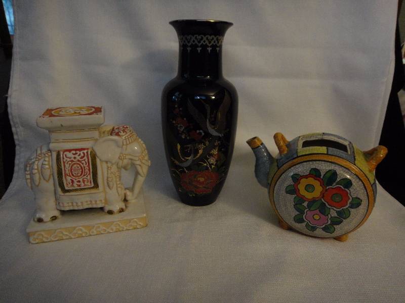 lot 1070 image: Asian Pottery