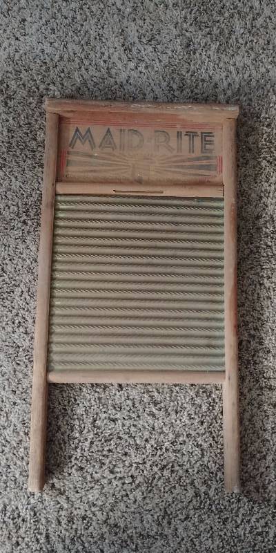 lot 1130 image: Maid Rite Washboard