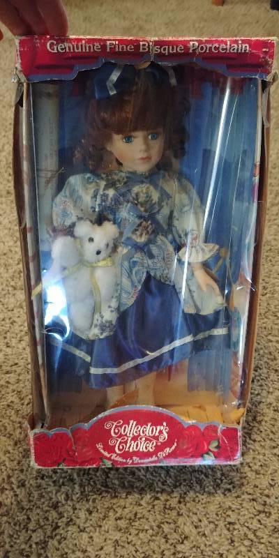 lot 1132 image: Collectors Choice Ceramic Doll
