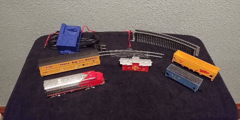 lot 1093 image: HO Scale Model Train Set