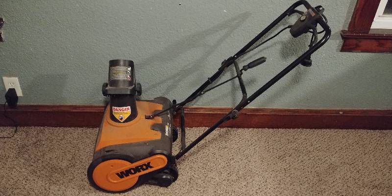 lot 140 image: Worx WG650 18 Electric Snow Blower WORKS GREAT
