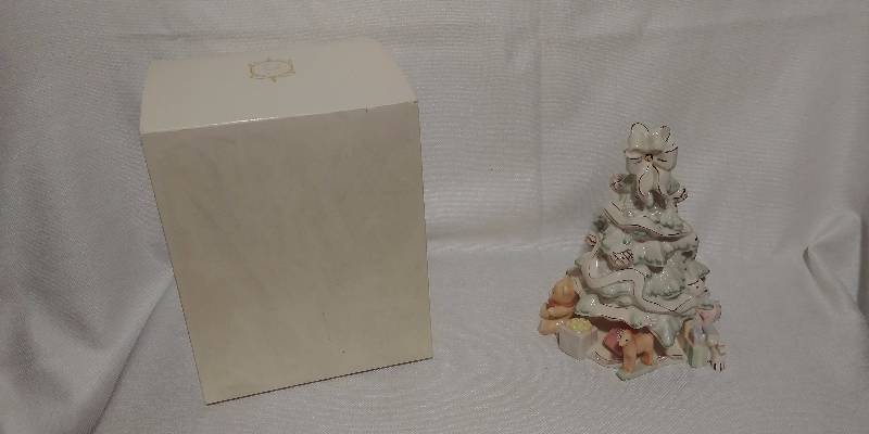 lot 152 image: Lenox Holiday Traditions Christmas Tree