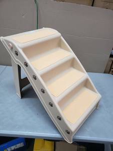 lot 1674 image: Foldable Stair Case With 4 Steps In Pink