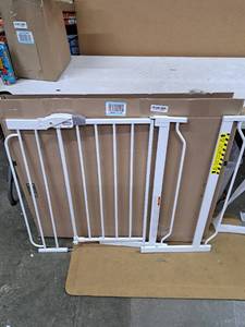 lot 3050 image: Regale White Latching Safety Gate