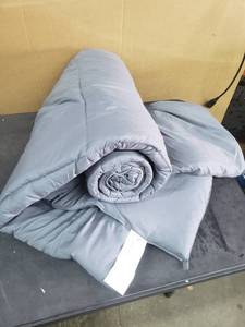 lot 4882 image: UTOPIA BEDDING, QUEEN 88 X 88 inch Comforter.
