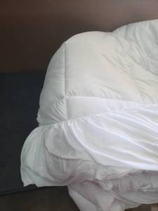 lot 4030 image: Blanket Comforter. White.