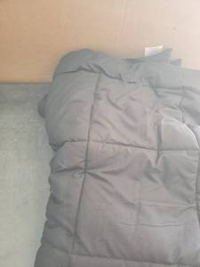 lot 4047 image: Blanket Comforter. (Black).