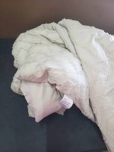 lot 4092 image: Blanket Comforter & Pillow Cases.
