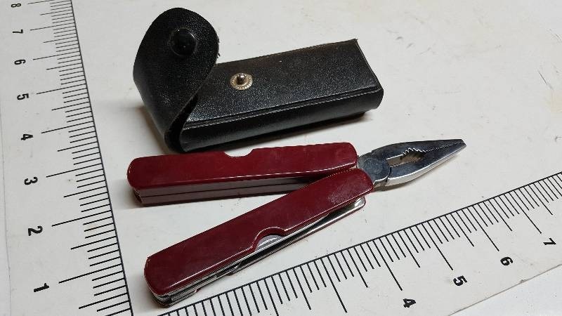 lot 5913 image: Nice Multi-tool with case