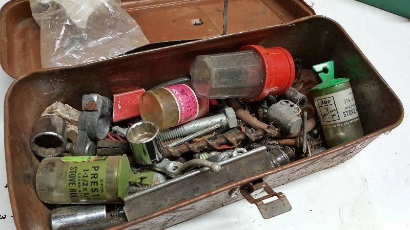 lot 5916 image: Small Metal toolbox with an assortment of pieces in it.
