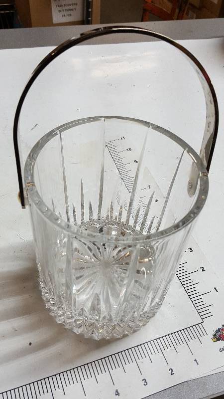lot 5921 image: Sparkling and radiant Crystal Soho Ice Bucket