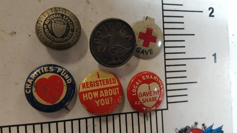 lot 5872 image: Assortment of Vintage metal buttons