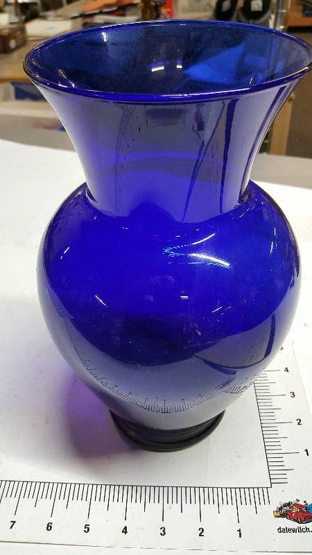 lot 5846 image: Blue glass vase, no chips, great shape