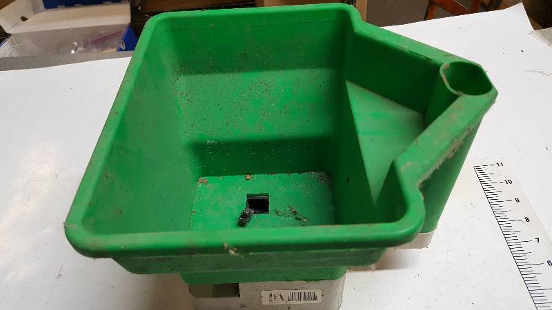 lot 5861 image: 6 lbs. Capacity Handheld Broadcast Spreader