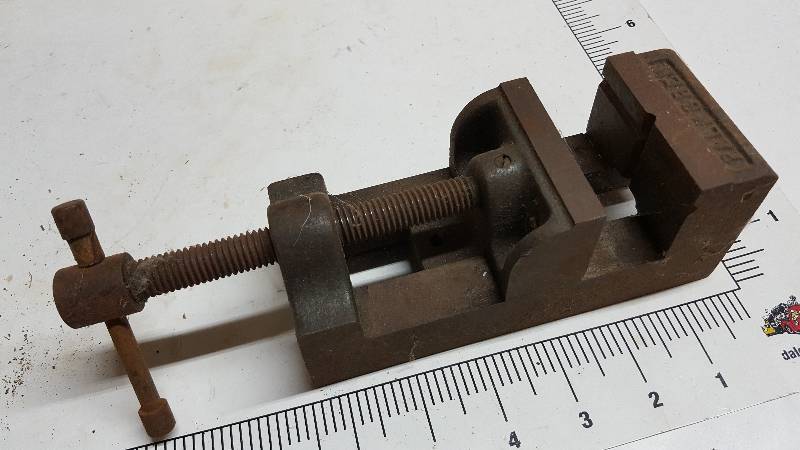 lot 5863 image: Nice precision machinist vise with tight 2-12 flat jaws smooth operating.  Clean it and use it