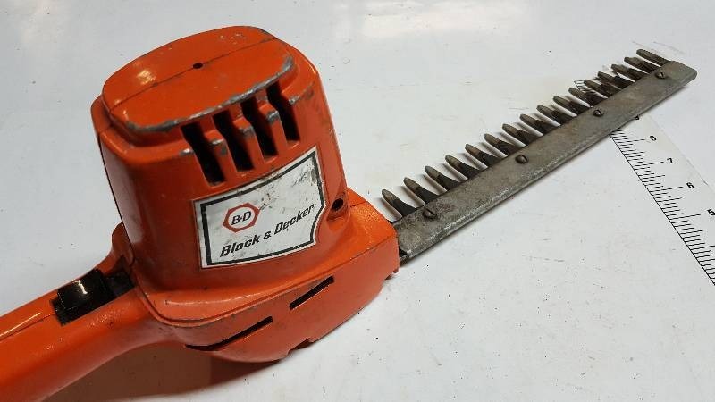Vtg Black and Decker Model 8110 Electric Shrub and Hedge Trimmer