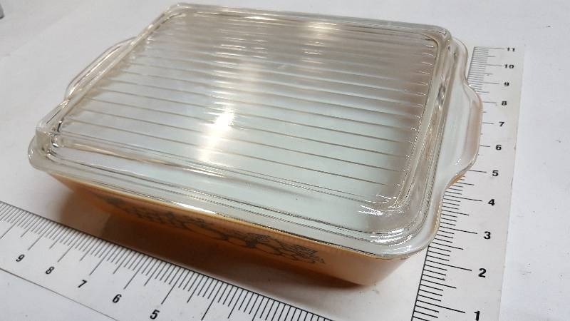 lot 5817 image: Vintage glass PYREX baking dish with lid, great condition without any chips in the glass.