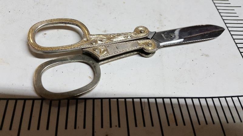 lot 5822 image: Vintage pair of pocket scissors. Fold up perfectly to carry in your pocket or purse.