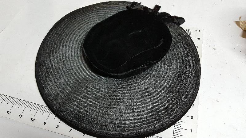 lot 5827 image: Vintage Felt and lace Derby style had. Black in color