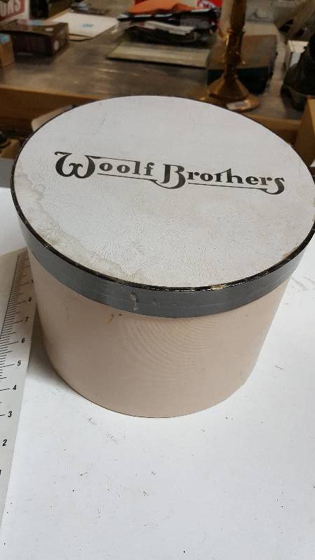 lot 5834 image: Vintage Woolf Brothers Hat Box.