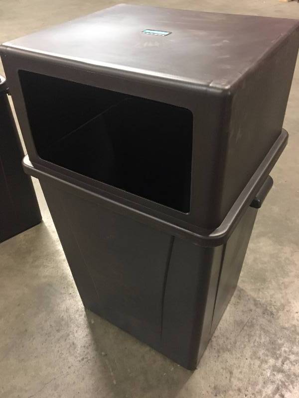 lot 61 image: 2 QTY NEW CARLISLE 56 GALLON COMMERCIAL TRASH CAN INCLUDES LIDS