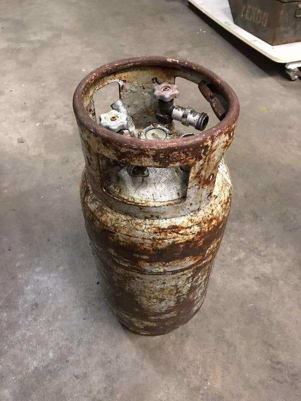 lot 81 image: EQUIPMENT OR FORKLIFT STEEL PROPANE TANK EMPTY DOUBLE VALVE