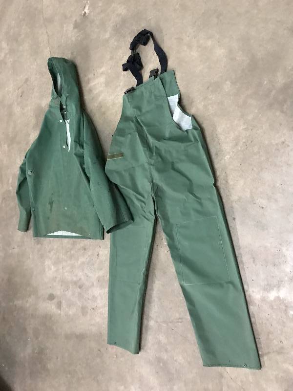 lot 78 image: MEDIUM SIZE RAIN GEAR TOP AND BOTTOM IN GREAT SHAPE ALMOST LIKE NEW