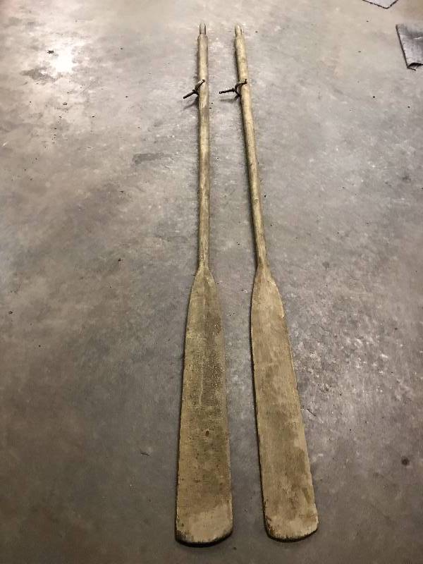 lot 77 image: 8 PAIR OF VINTAGE ROW BOAT OARS COOL PAINT PATINA WITH HARDWARE