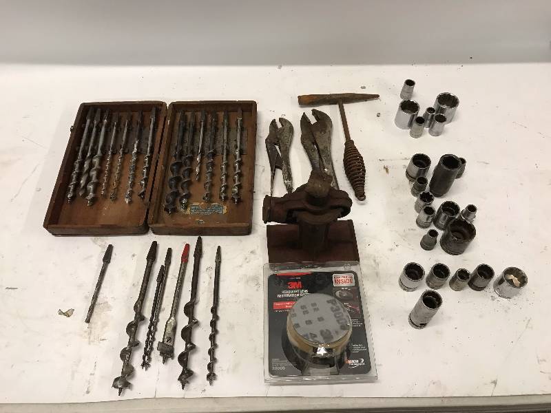 lot 75 image: NICE TOOL LOT CRAFTSMAN SNAP-ON S-K DRILL BITS JACK HEADLIGHT POLISHING KIT AND MORE